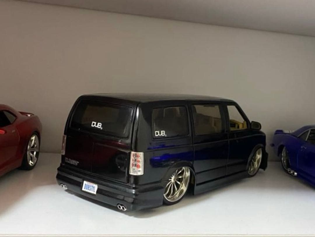 1/18 ミニカー　シボレー　アストロ　ブラック　DUB city
