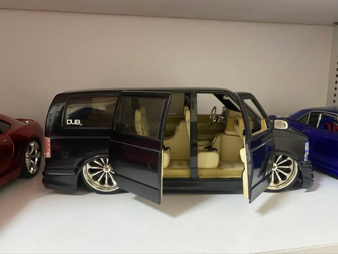 1/18 ミニカー　シボレー　アストロ　ブラック　DUB city