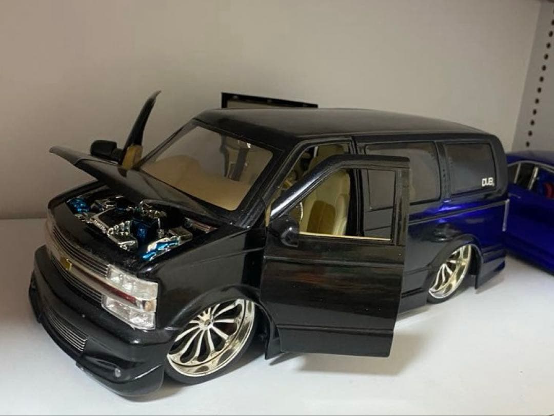 1/18 ミニカー　シボレー　アストロ　ブラック　DUB city