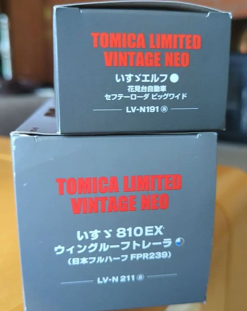 トミカ　リミテッドヴィンテージネオ　いすゞ810EX & エルフセフテーローダ