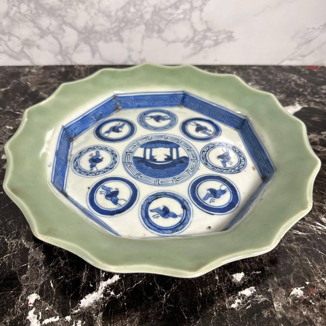 古伊万里、染め付け、青磁輪花、丸紋、人物相対図。中皿。