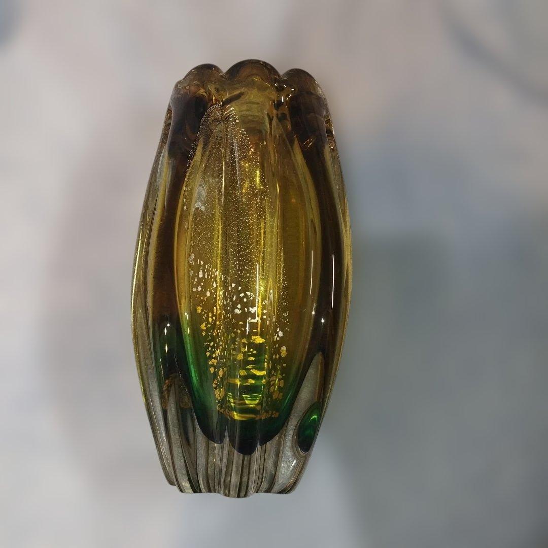 ビードロ ？黄緑色 花びらデザイン ガラス花瓶