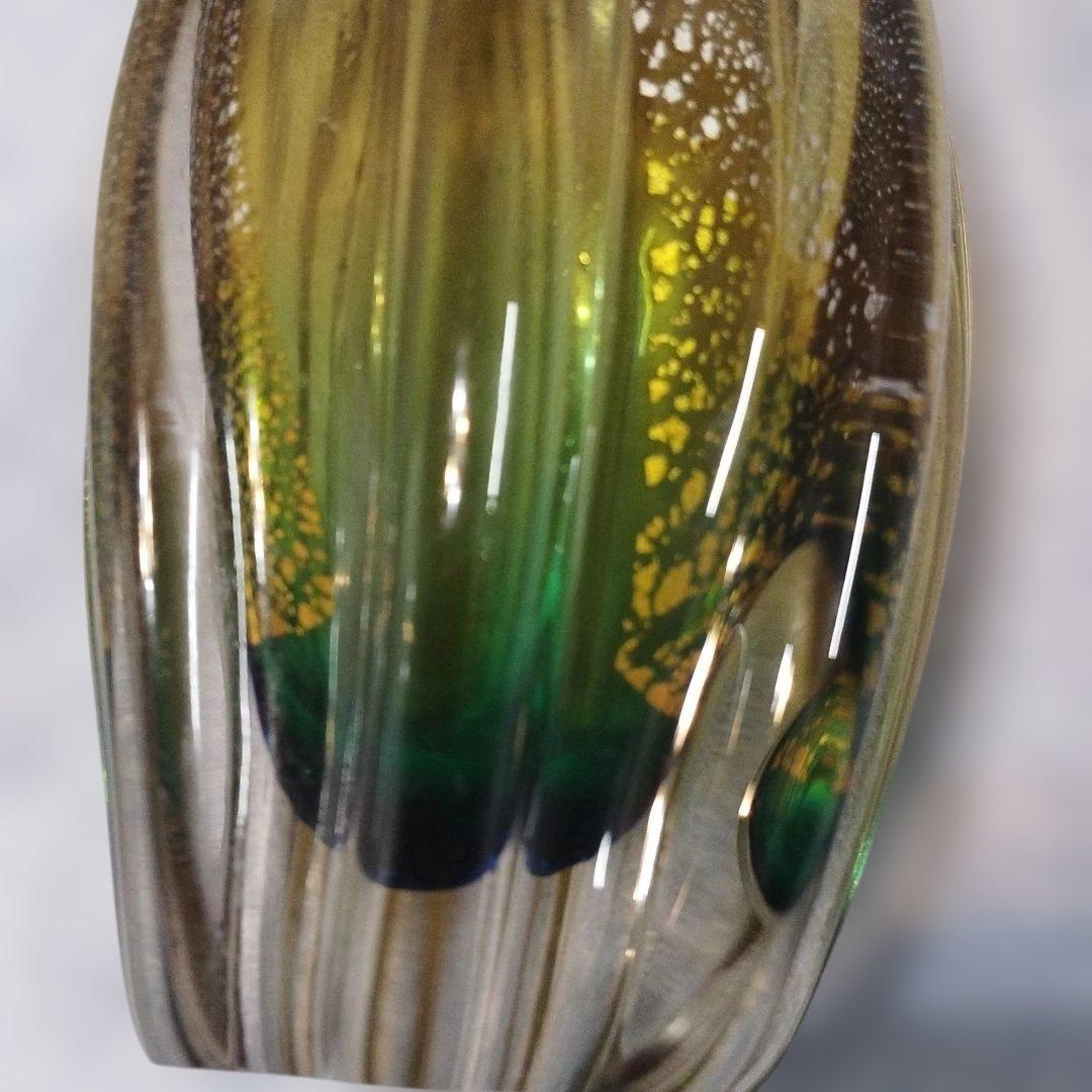 ビードロ ？黄緑色 花びらデザイン ガラス花瓶