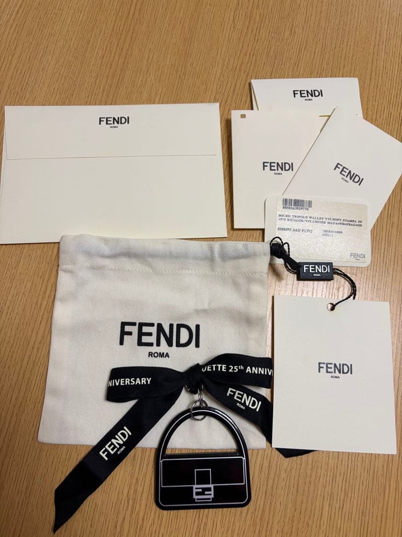 フェンディ 三つ折り財布 エフイズ FFロゴ エンボス レザー バイカラーレッド