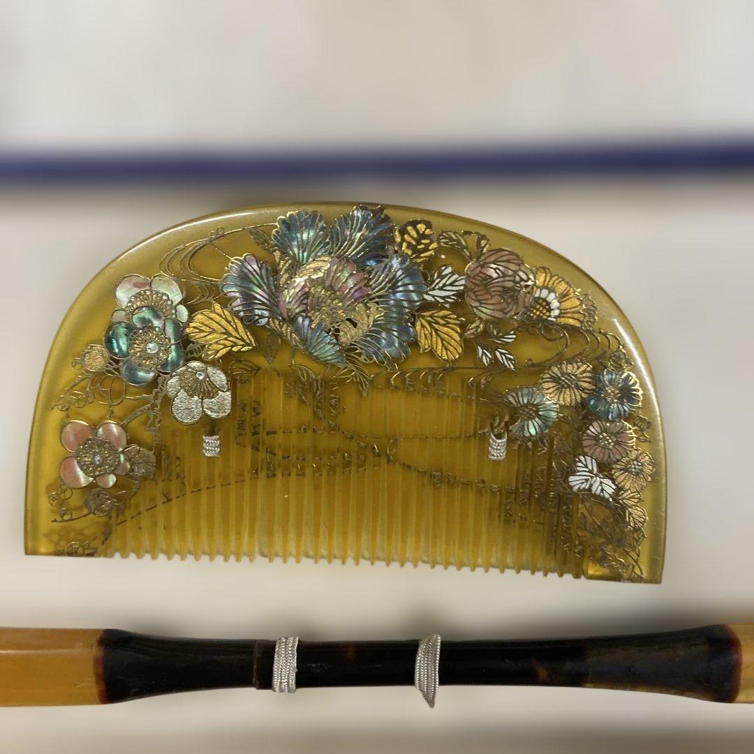 ベッコウ花柄装飾の琥珀色櫛セット
