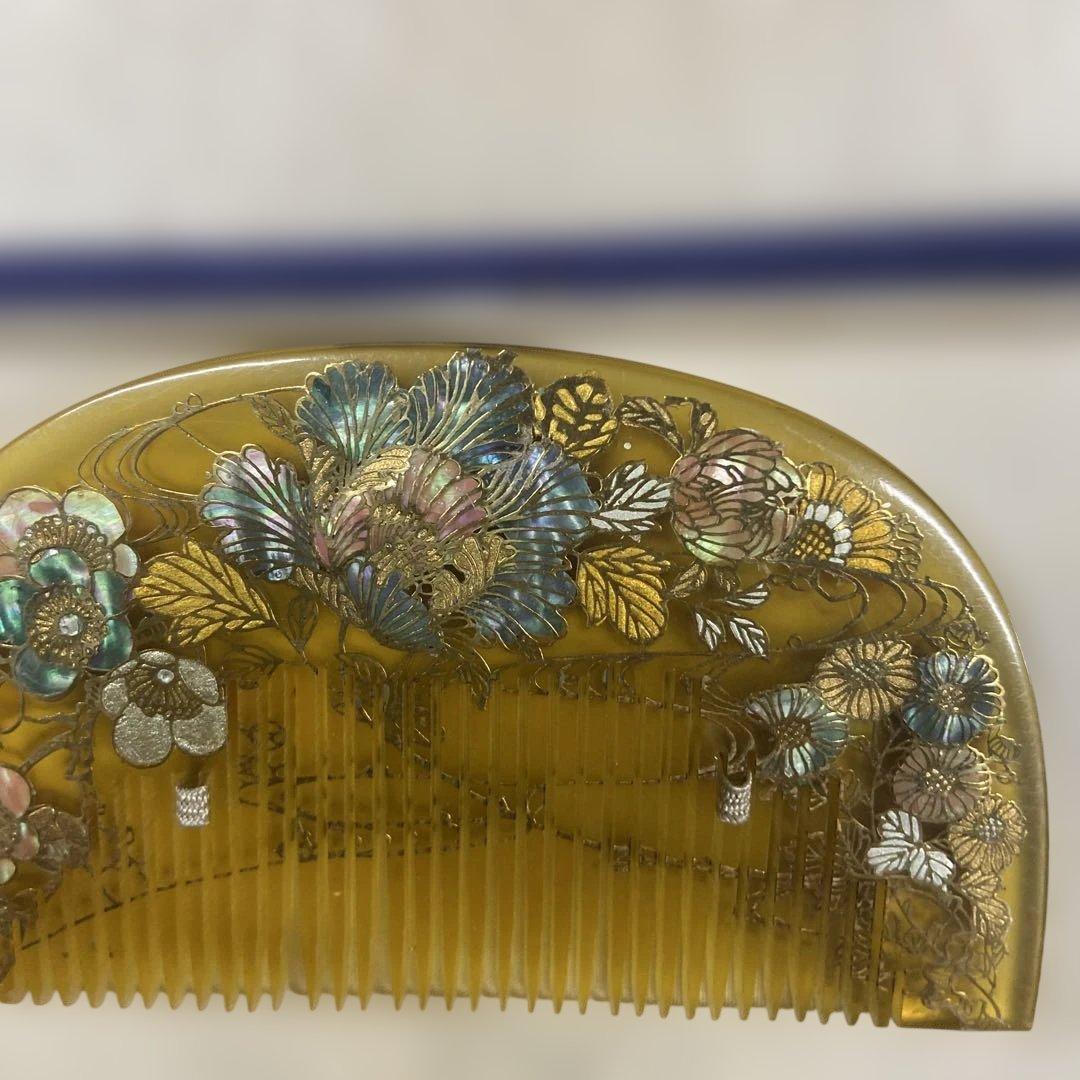 ベッコウ花柄装飾の琥珀色櫛セット