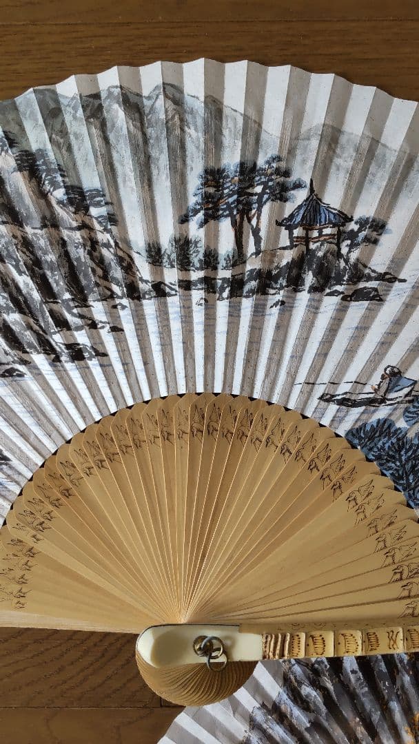 人見友紀　伝説の逃亡画家　日本画　飾り扇　扇子　山水画