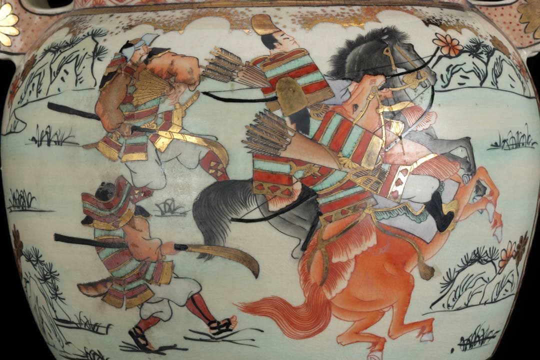 薩摩焼 丸十字家紋 金襴手色絵金彩 武者人物図 獅子摘 三足香炉 特大62cm