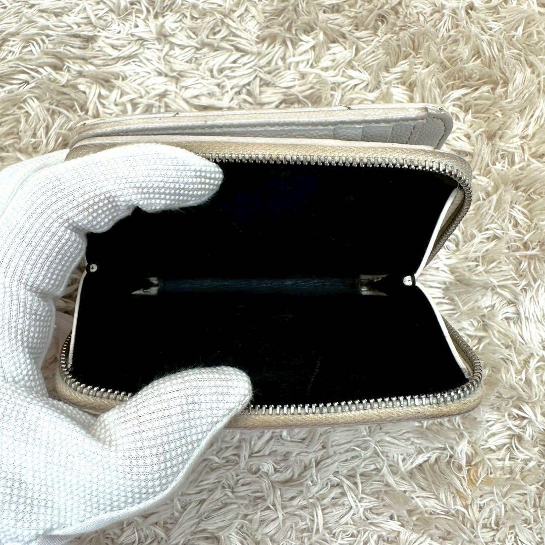 【美品】サンローラン 二つ折り財布 ホワイト Vステッチ キャビアスキン YSL