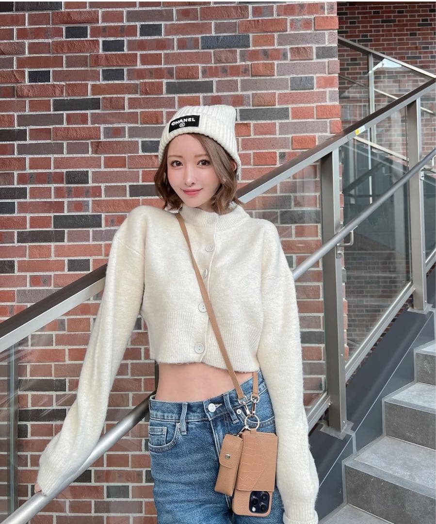 iPhone16pro ケース リップケース・ストラップ付き　ボナベンチュラ