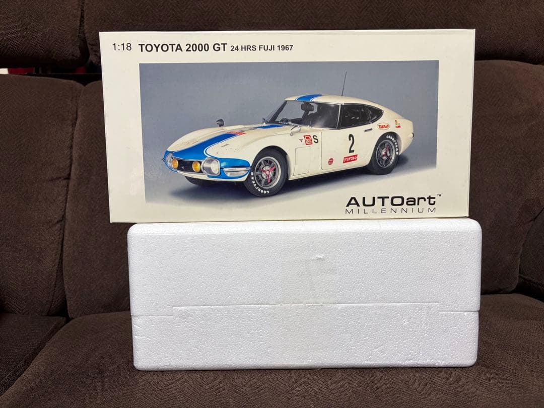 AUTOART TOYOTA 2000 GT ミニカー1:18