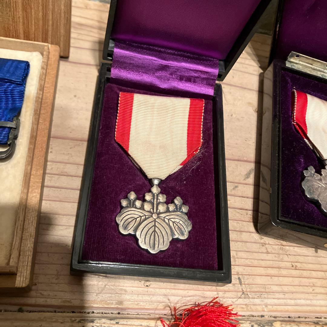 勲章まとめ 勲章 徽章 記章 バッジ 記念章勲章 勲八等白色桐葉章 詳細不明