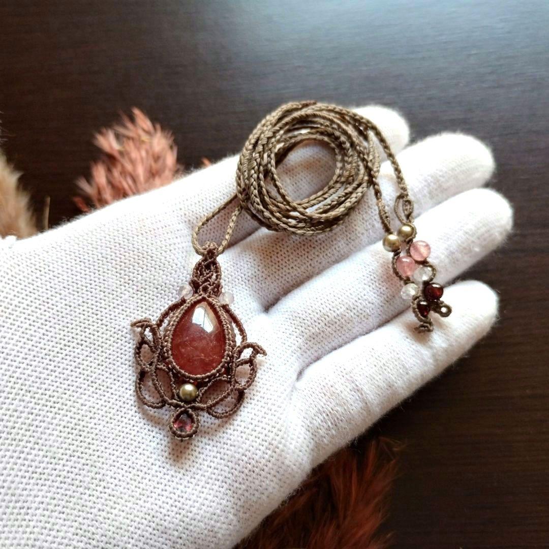 【ルリミドリ】インカローズ&ガーネットのマクラメ編みネックレス　ペンダンㇳ