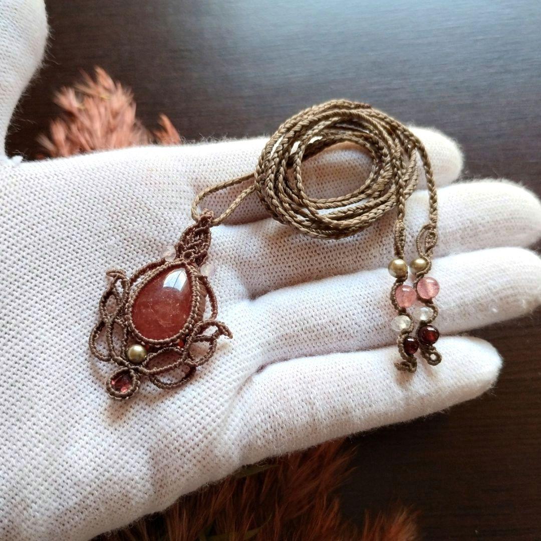 【ルリミドリ】インカローズ&ガーネットのマクラメ編みネックレス　ペンダンㇳ