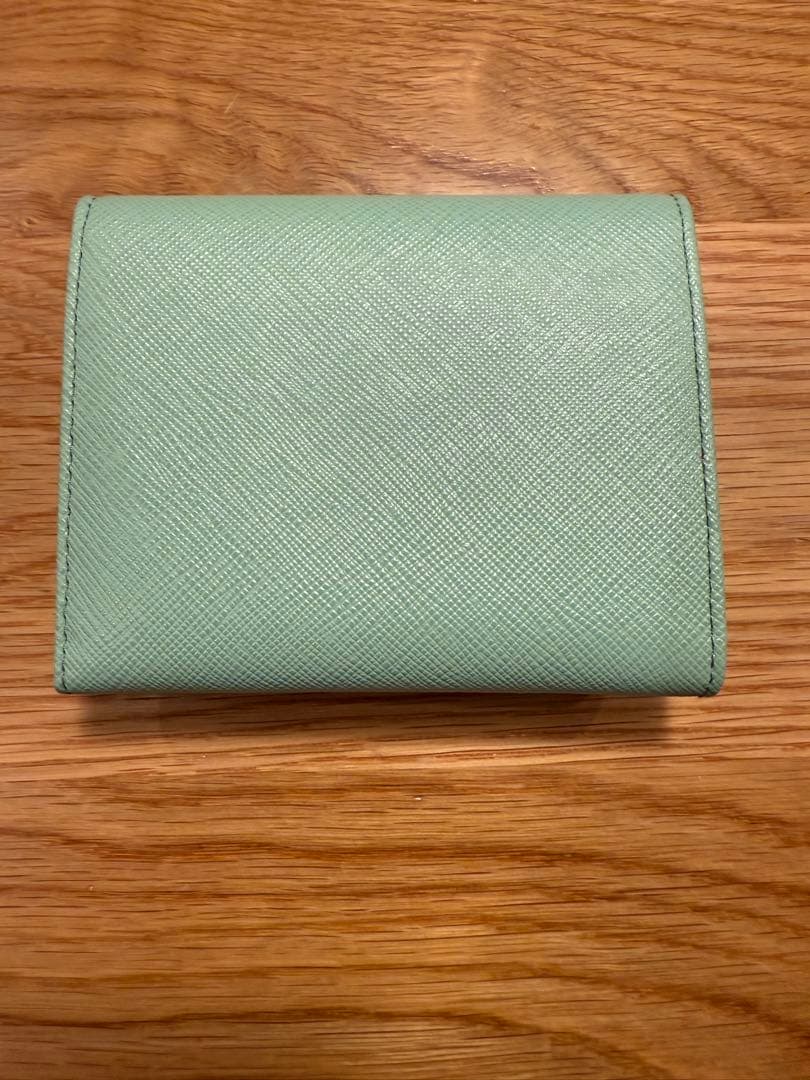 未使用PRADA サフィアーノレザー 三つ折り財布 ミントグリーン