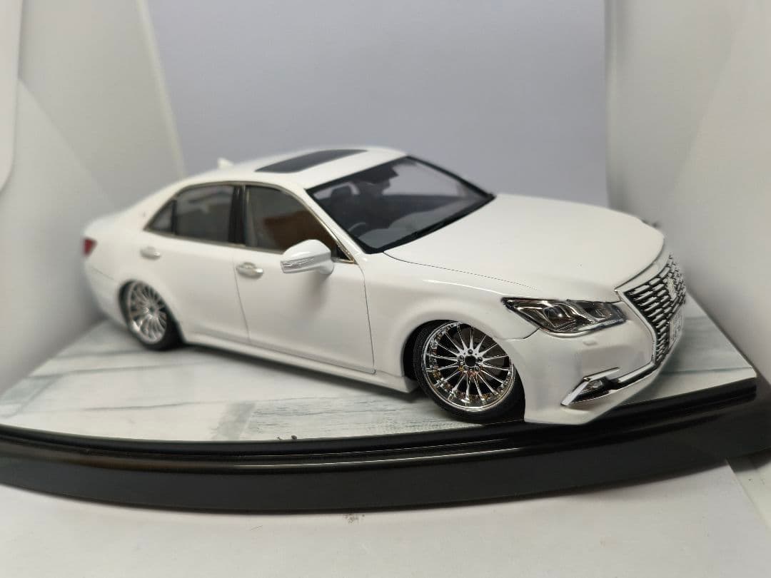 プラモデル　トヨタ　クラウンロイヤル　1/24　　完成品　VIP　シャコタン
