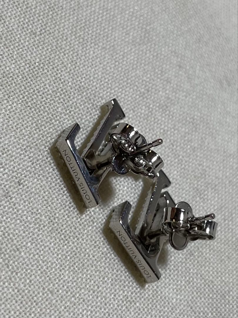 ど*L様 Louis Vuitton ロゴピアス