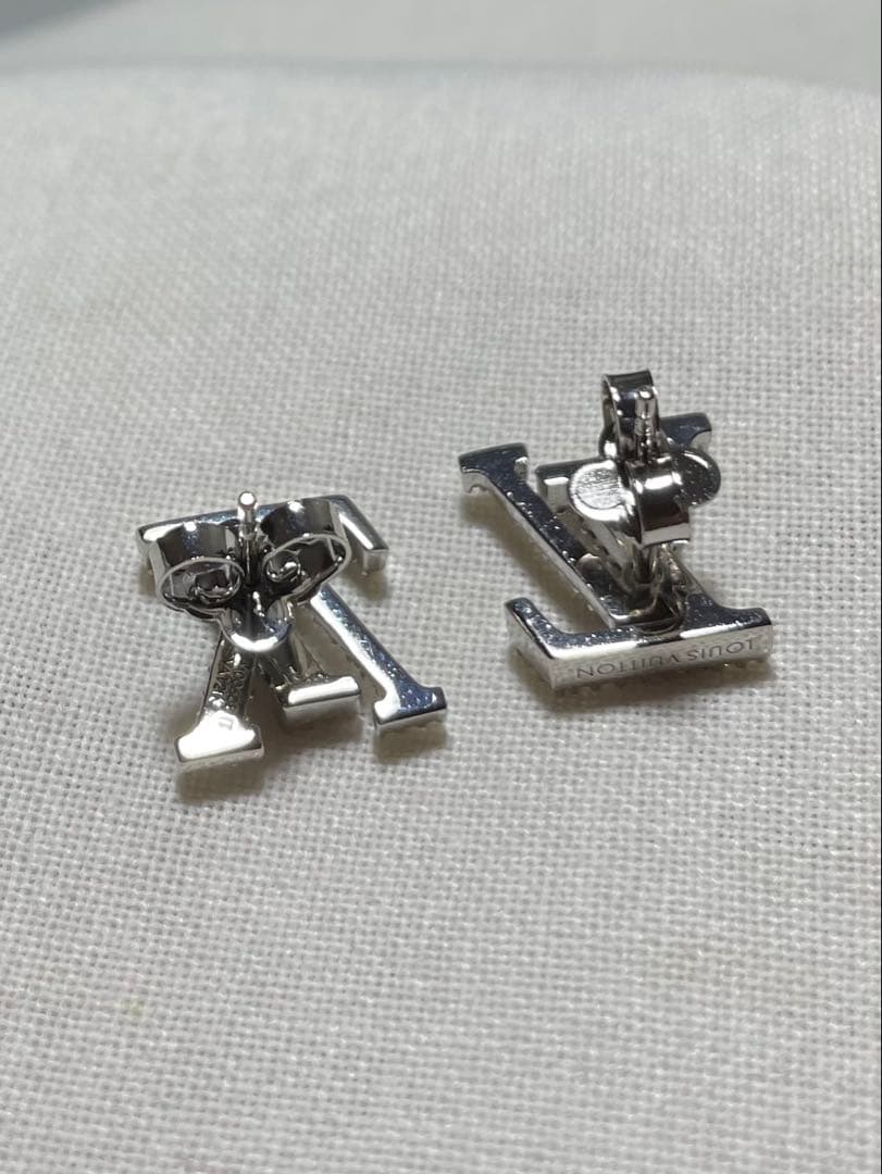 ど*L様 Louis Vuitton ロゴピアス