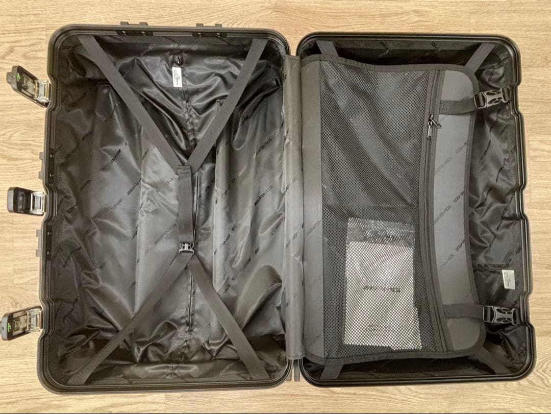 ほぼ新品です！！ブラック アルミニウム キャリーケース