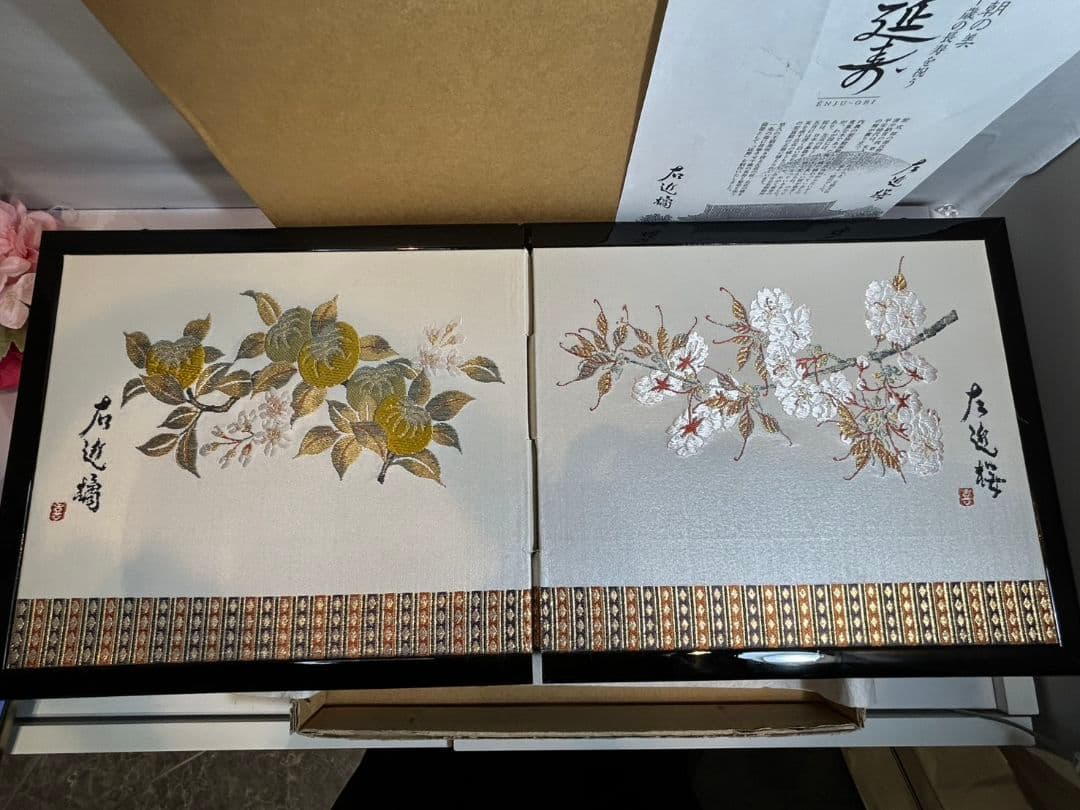 桜と花の美しい刺繍が施された屏風