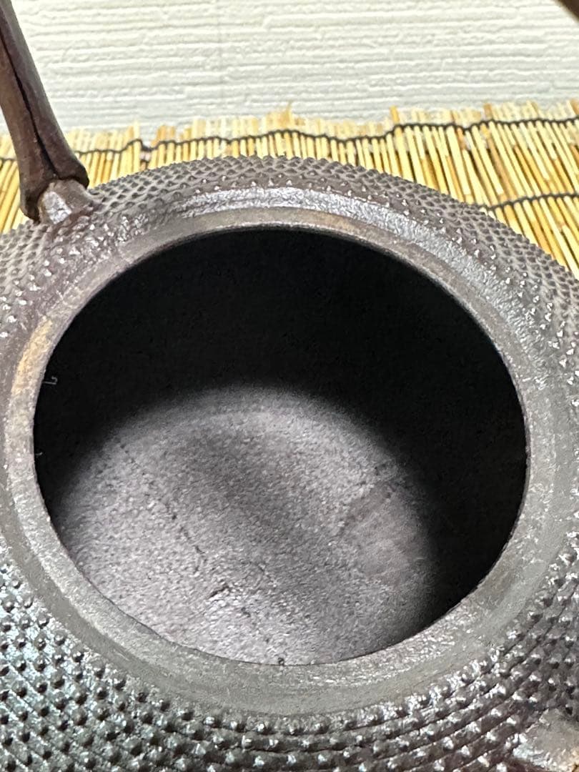 供箱、付属品付　岩手県奥州水沢幸工芸現代の名工 佐藤勝久造宝重霰２ℓ 南部鉄瓶