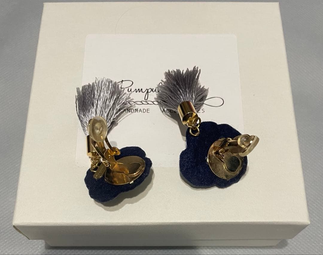 pumpulipuikko OHANA イヤリング　ブルータッセル　刺繍　ビーズ