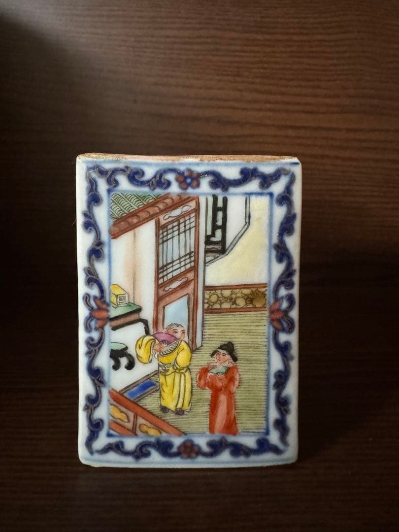 中国骨董　大清乾隆年製　在銘　粉彩　琺瑯彩　筆立て　人物物語絵付け(N-18)