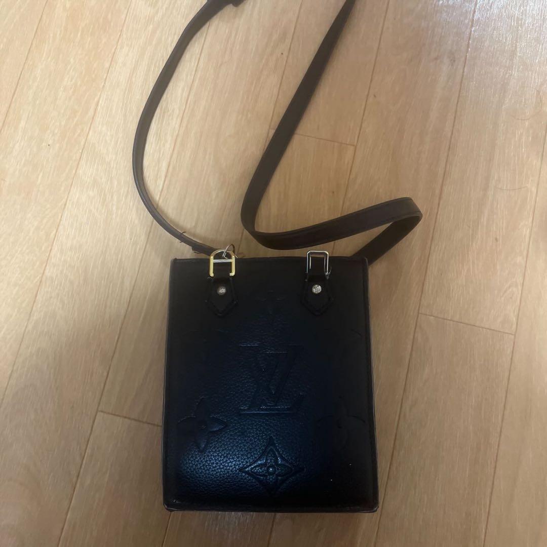 Louis Vuitton ブラックショルダーバッグ　手持ち部分がありません