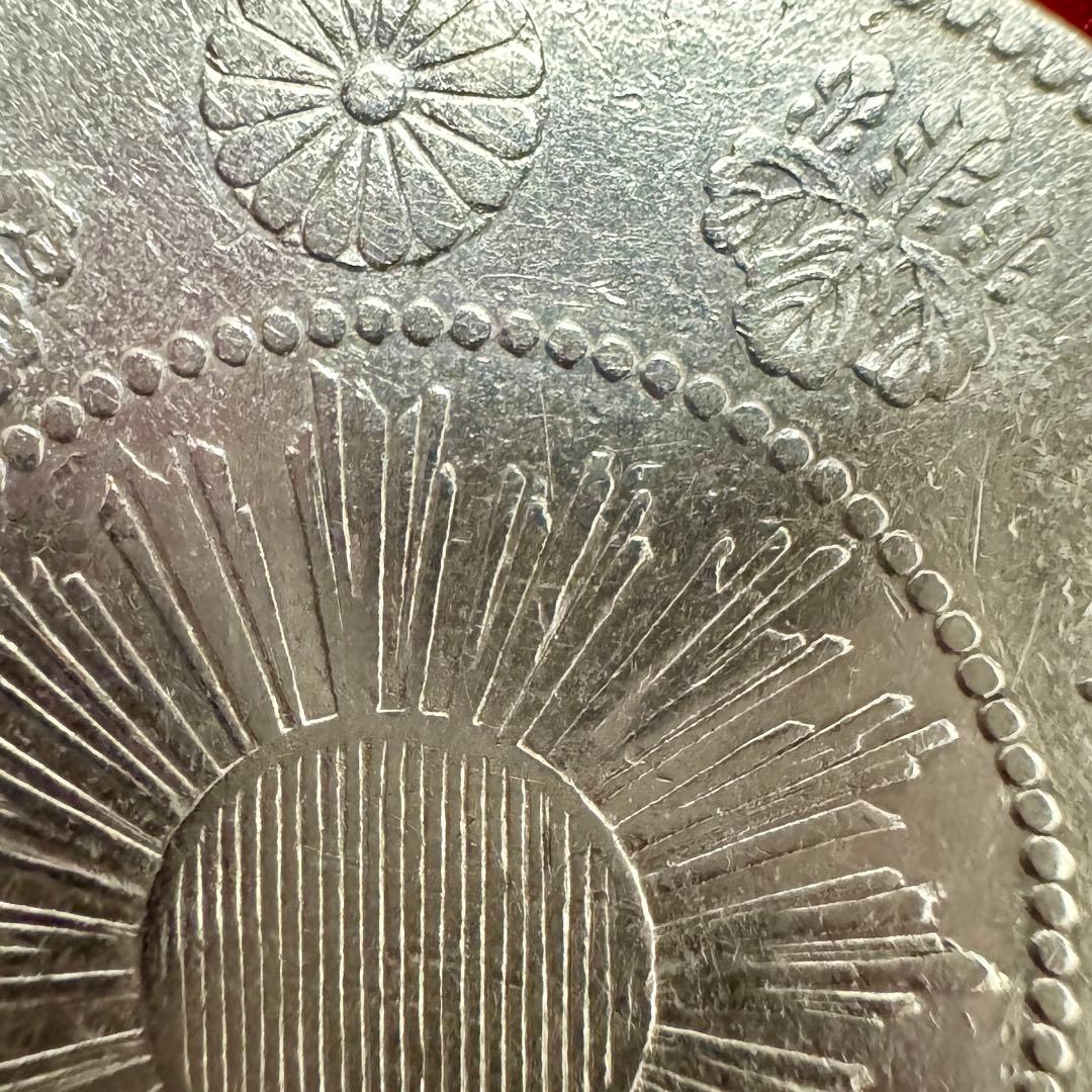 旭日竜50銭銀貨　明治4年　大型後期　小ウロコ　粗葉脈・短陽光