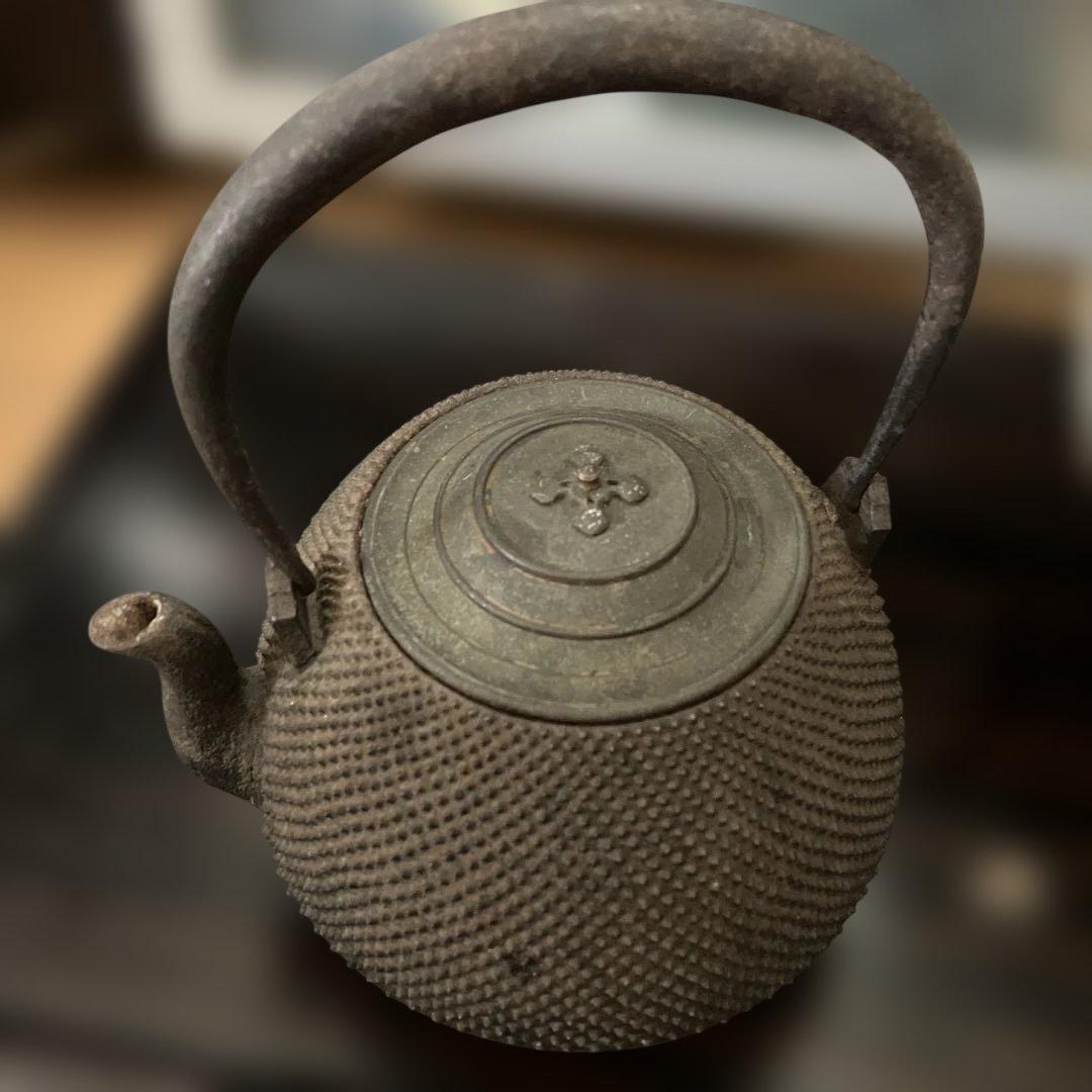 骨董品 金龍堂造鉄製網目模様の鉄瓶