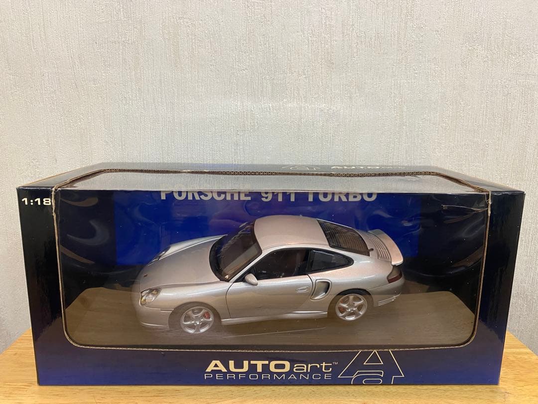 1/18 オートアート ポルシェ 911 (996) ターボ ミニカー