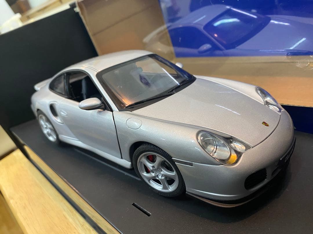1/18 オートアート ポルシェ 911 (996) ターボ ミニカー