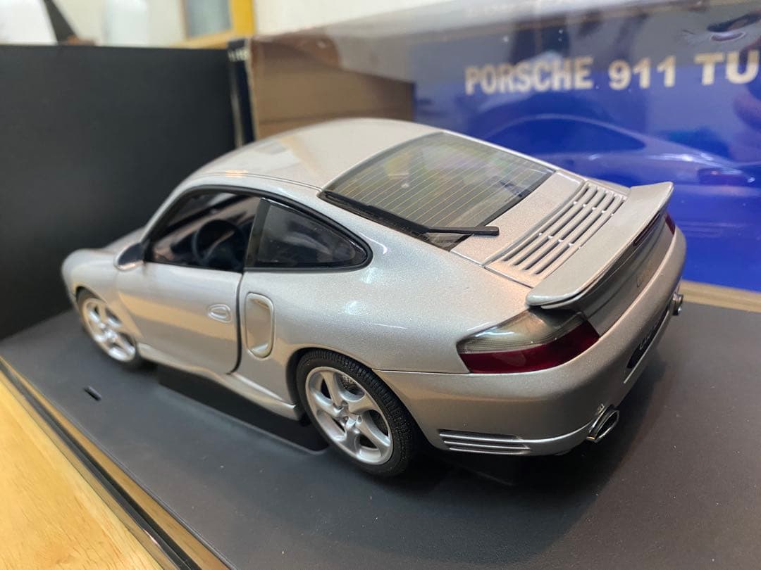 1/18 オートアート ポルシェ 911 (996) ターボ ミニカー