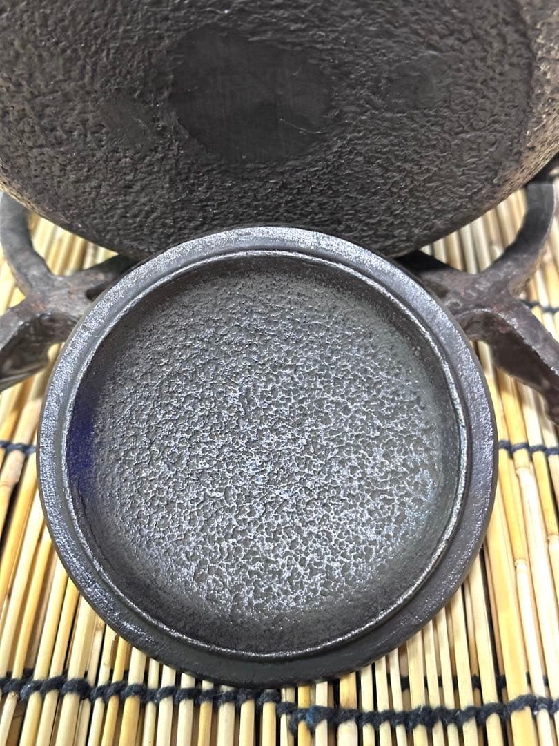 新品、供箱等付属品付　南部岩鋳四代目清末作 　真作保証　２３型南部桜　南部鉄瓶