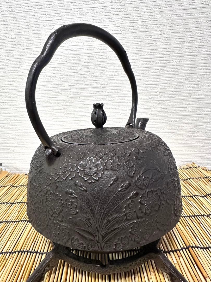 新品、供箱等付属品付　南部岩鋳四代目清末作 　真作保証　２３型南部桜　南部鉄瓶