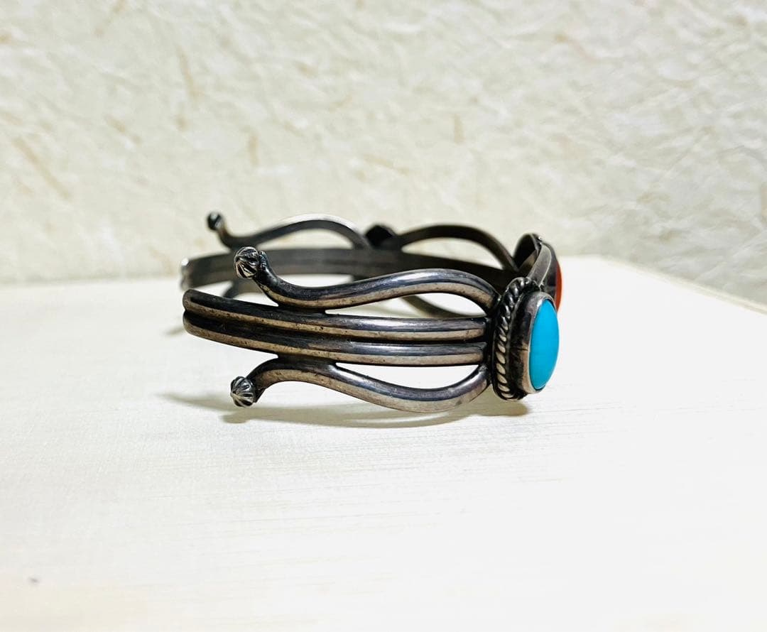 ナバホ族　シルバーバングル　ターコイズ　コーラル　インディアンジュエリー
