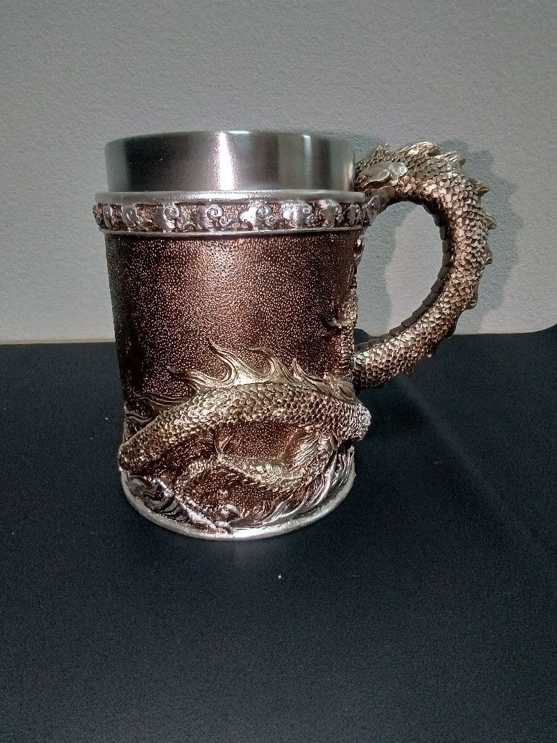 ドラゴン彫刻の金属製マグカップ