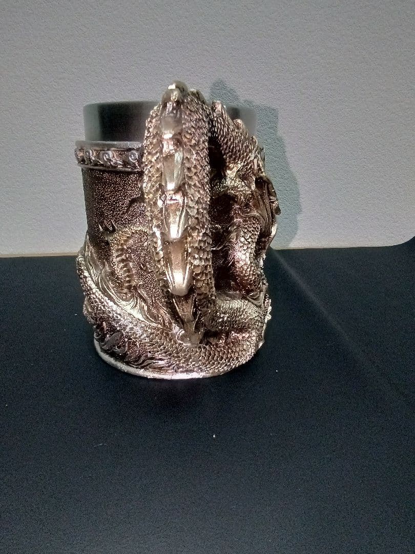 ドラゴン彫刻の金属製マグカップ
