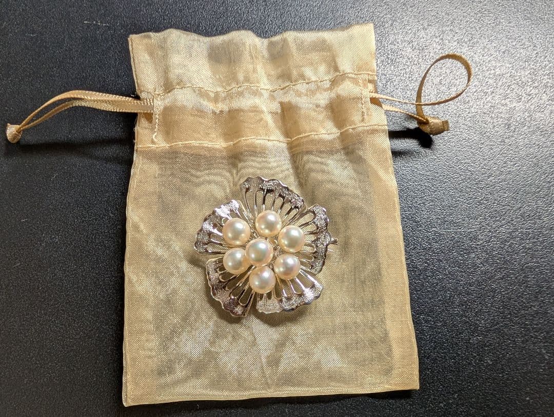 真珠のブローチ　ミキモト 　お花のモチーフ