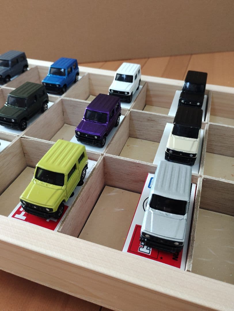 ✨超希少✨トミカ✨ジムニー✨全24台✨缶バッジ＆木製コレクションケース✨