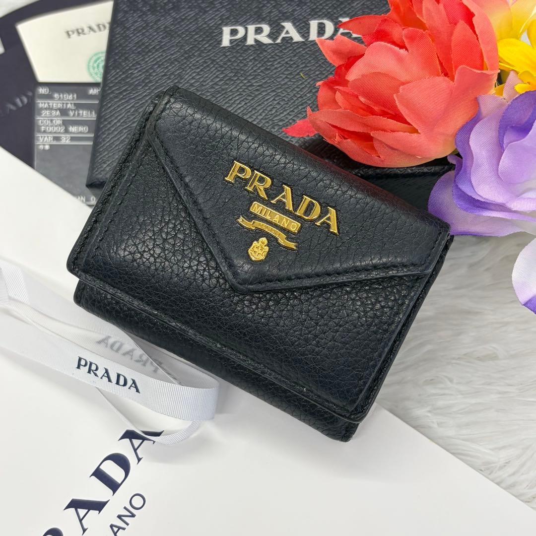 RFID搭載/現行✨プラダ　三つ折り　財布　金ロゴ　シボ革　レザー　黒