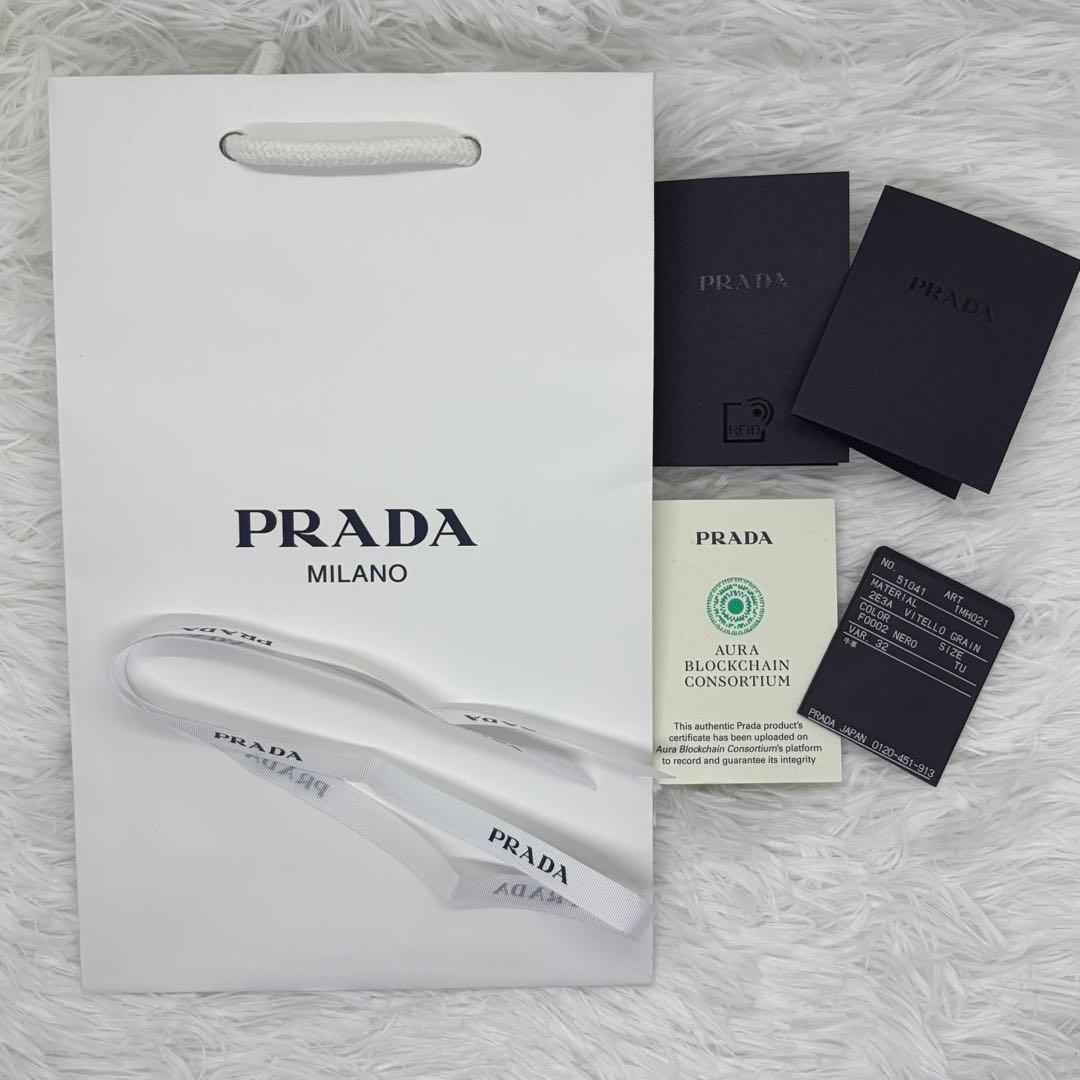 RFID搭載/現行✨プラダ　三つ折り　財布　金ロゴ　シボ革　レザー　黒