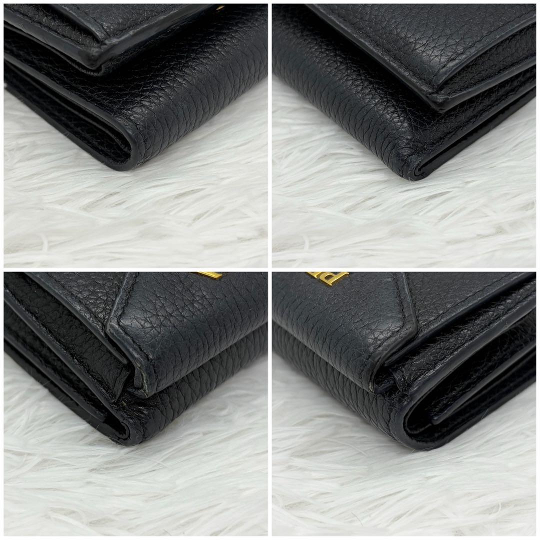 RFID搭載/現行✨プラダ　三つ折り　財布　金ロゴ　シボ革　レザー　黒