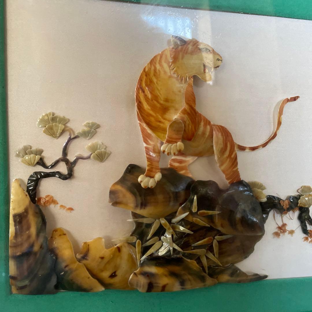 空山の額　〜貝殻で岩に立つ虎を表現している。値下げ交渉してください。