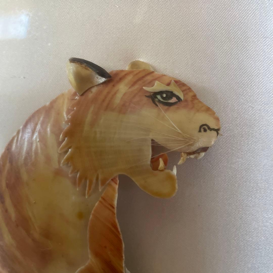 空山の額　〜貝殻で岩に立つ虎を表現している。値下げ交渉してください。