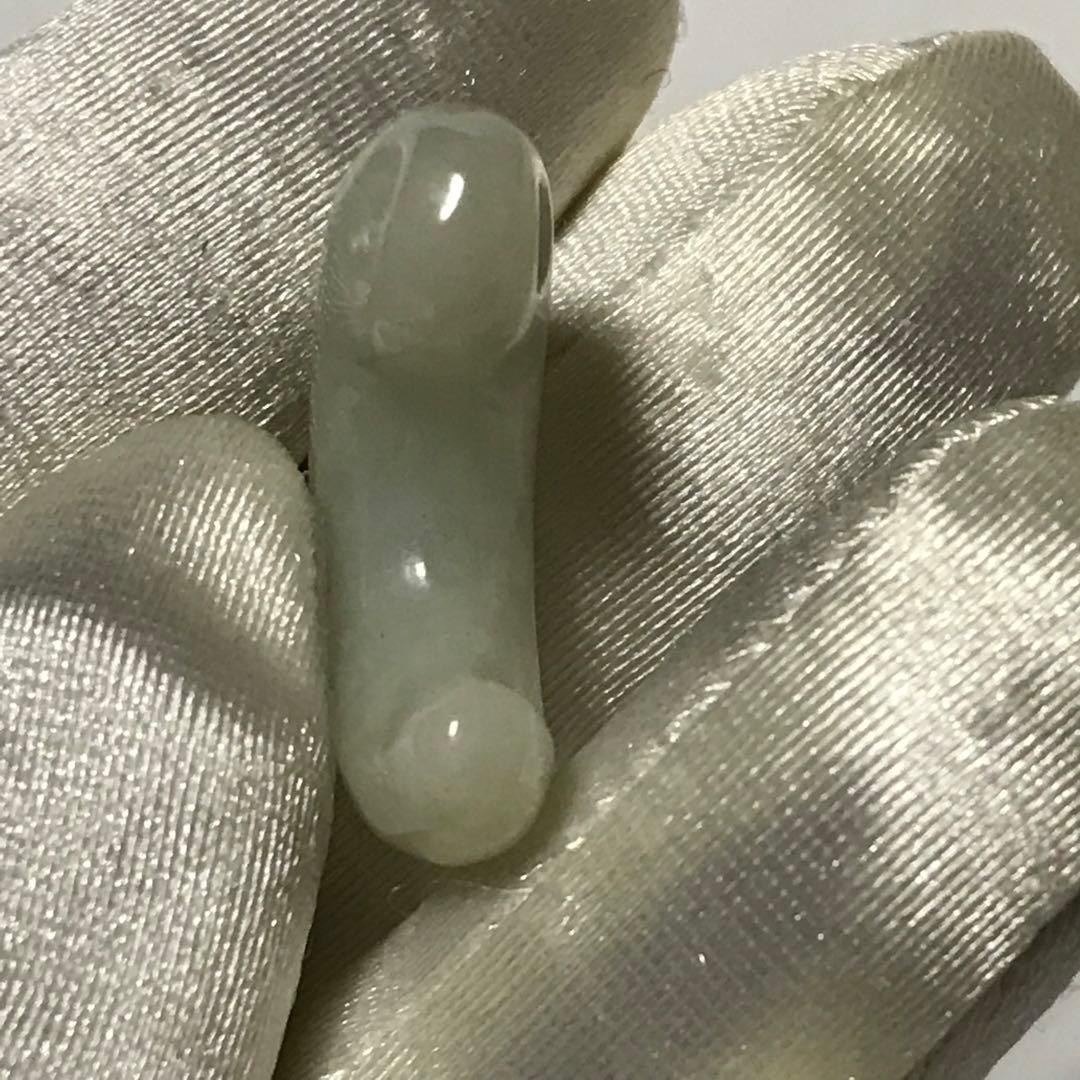 クリーム色っぽい黄緑の細長い翡翠勾玉　糸魚川産