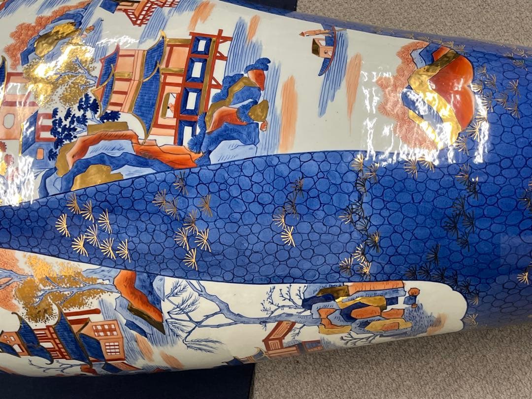 古伊万里様式 蓋獅子付 色絵金彩唐草波風景文 大型磁器壺