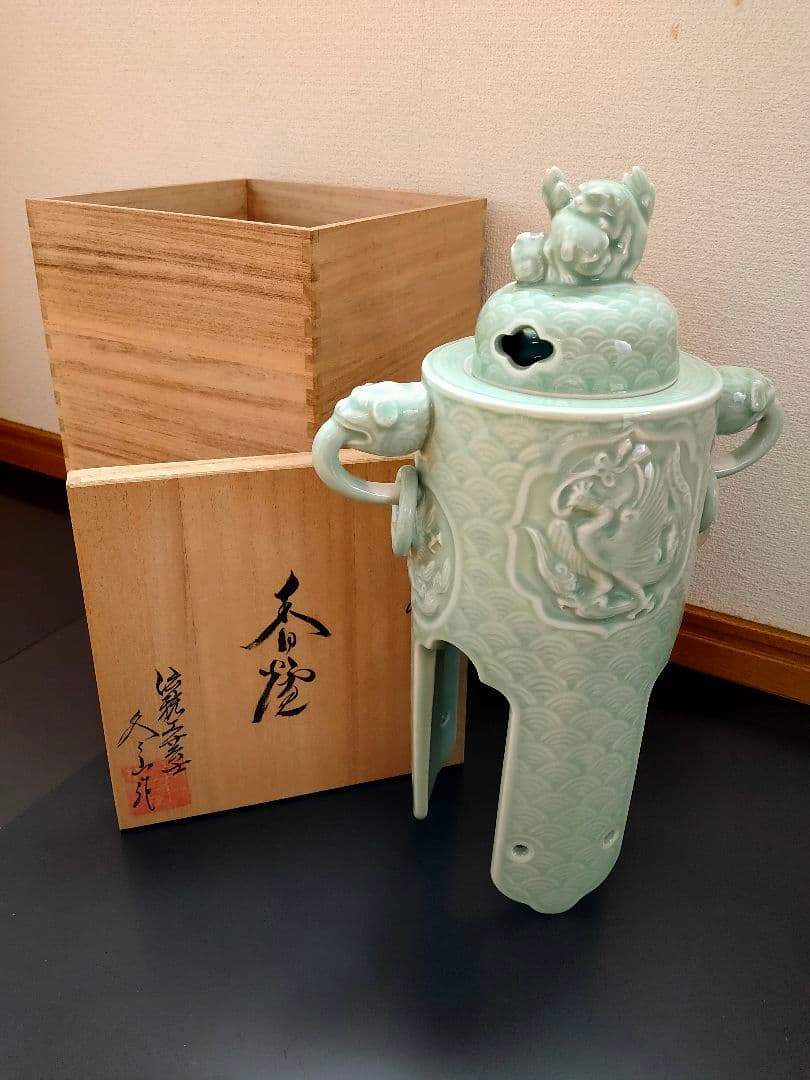 伊万里焼 伝統工芸士 市川冬山窯 色鍋島 青磁 耳環付 香炉 (箱付)