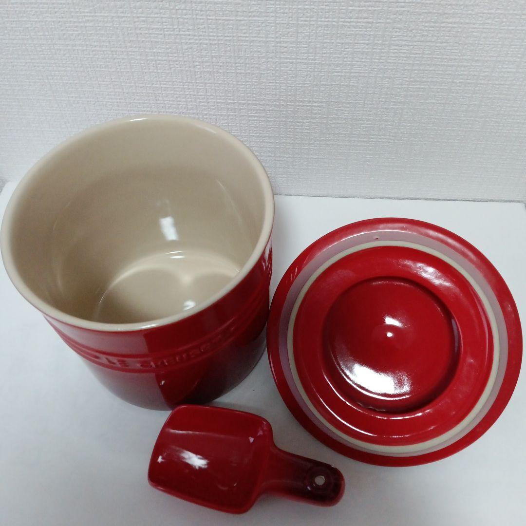 ル・クルーゼ　ペットフードコンテナ　犬猫用　スコップセット