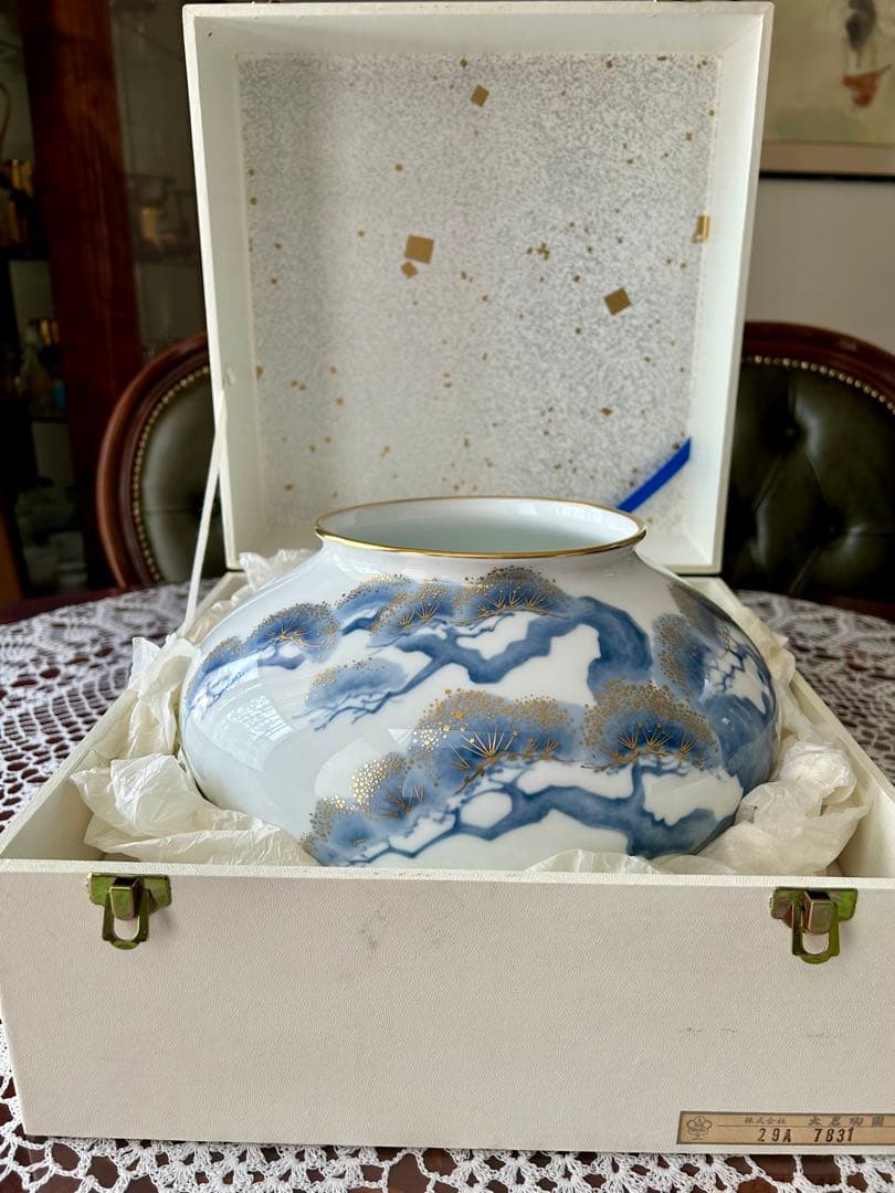 大倉陶園　皇室御用達　金彩老松　青と金の模様